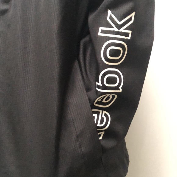 Nice light windbreaker jacket for the spring. - Picture 4 of 4